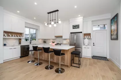 Kitchen Island Photo of 20484 76 Avenue, Langley, BC