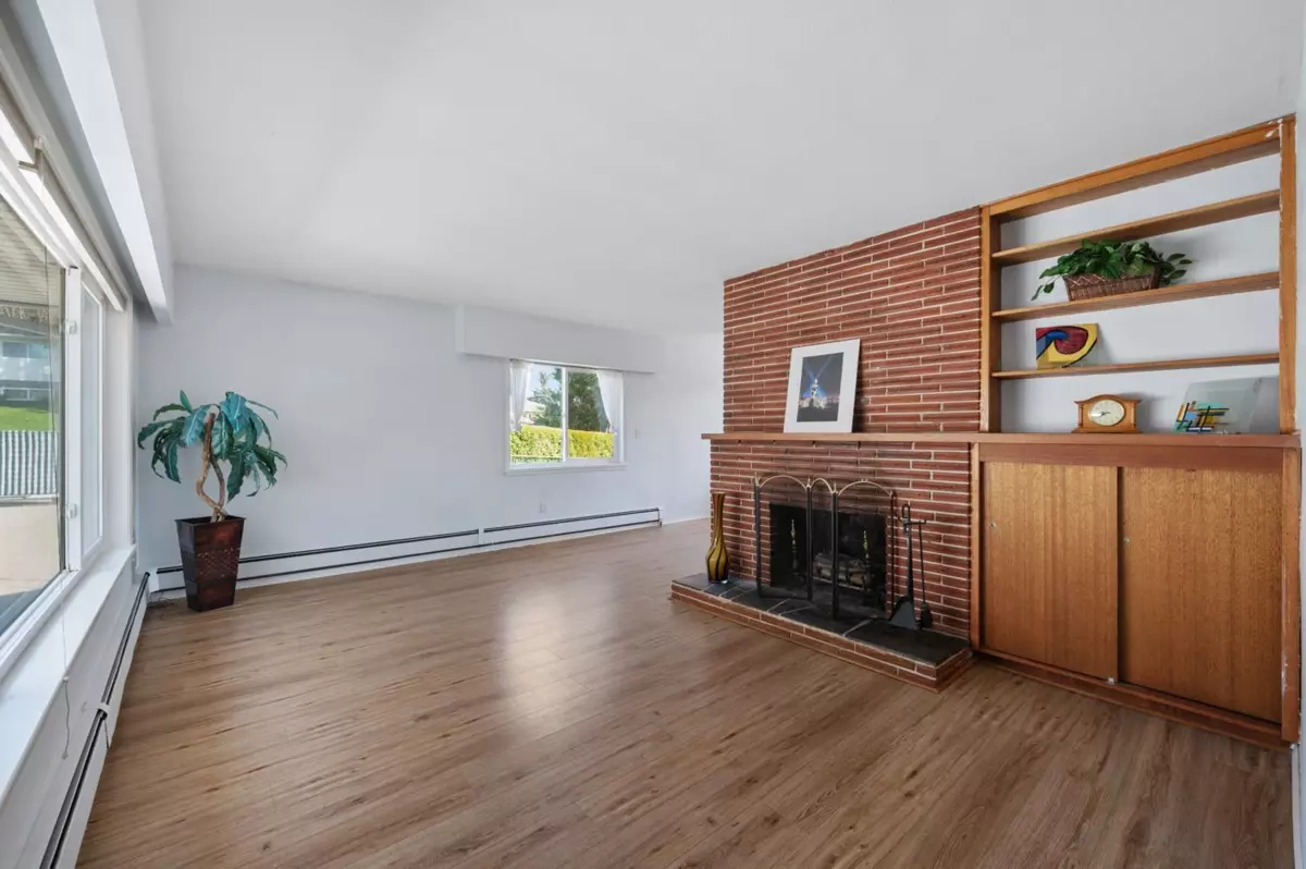 Family Room Photo of 320 Walker Street, Coquitlam, BC