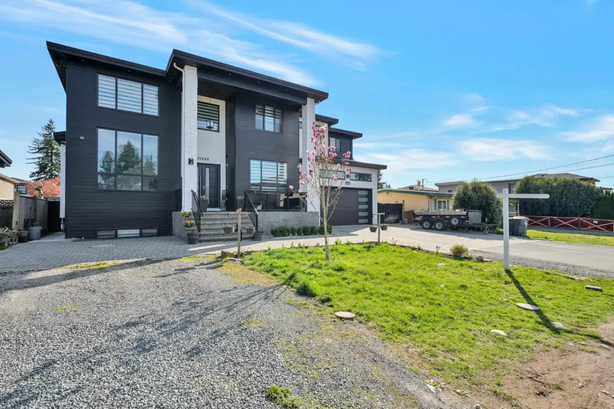 Living Room Photo of 32244 Pineview Avenue, Abbotsford, BC