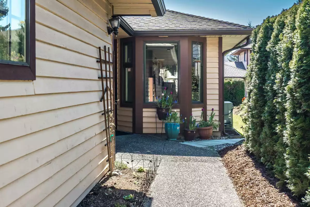 Family Room Photo of 3 15148 20 Avenue, Surrey, BC