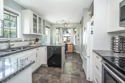 Primary Bathroom Photo of 3 15148 20 Avenue, Surrey, BC