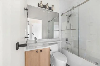 Primary Bathroom Photo of 718 E 62nd Avenue, Vancouver, BC