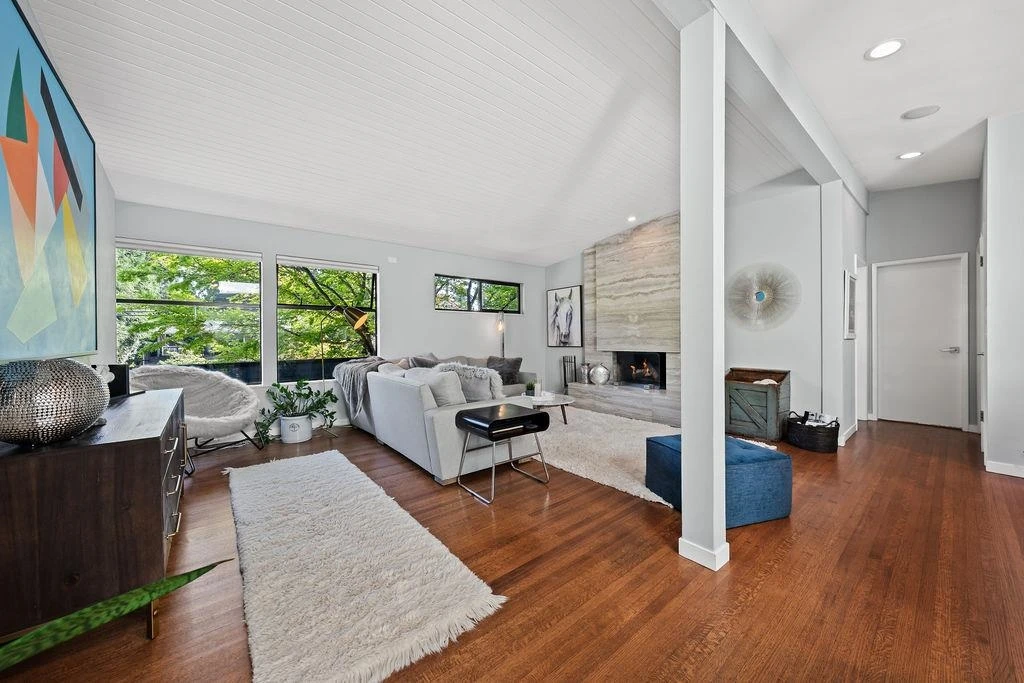Family Room Photo of 1098 Linnae Avenue, North Vancouver, BC