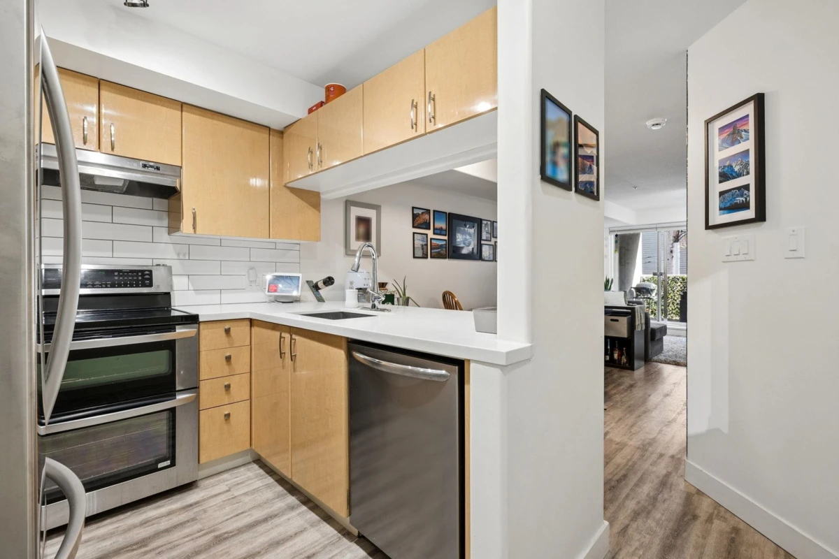 Living Room Photo of 208 988 W 21st Avenue, Vancouver, BC