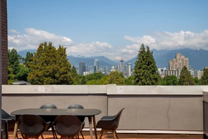 Front Yard Photo of 208 988 W 21st Avenue, Vancouver, BC