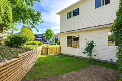 Garden / Landscaping Photo of 7800 Deerfield Street, Mission, BC