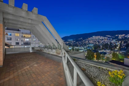Front Yard Photo of 1801 1972 Bellevue Avenue, West Vancouver, BC