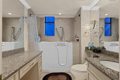 Powder Room Photo of 1801 1972 Bellevue Avenue, West Vancouver, BC