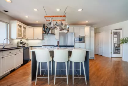Kitchen Island Photo of 10289 170a Street, Surrey, BC