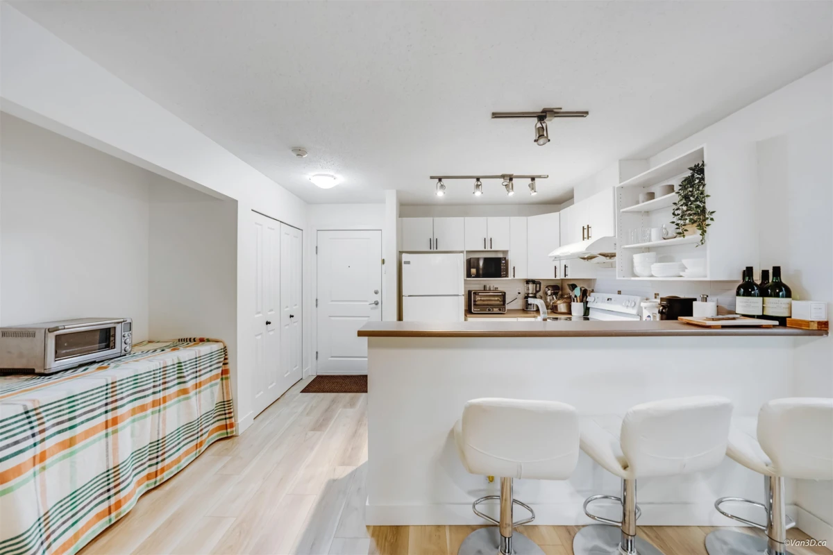 Family Room Photo of 116 14885 105 Avenue, Surrey, BC