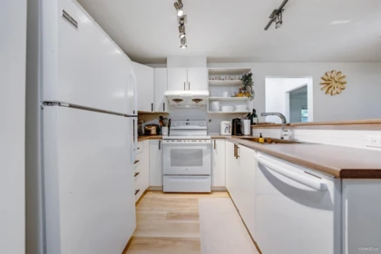 Kitchen Photo of 116 14885 105 Avenue, Surrey, BC