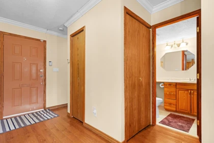 Walk-In Closet Photo of 173 32550 Maclure Road, Abbotsford, BC