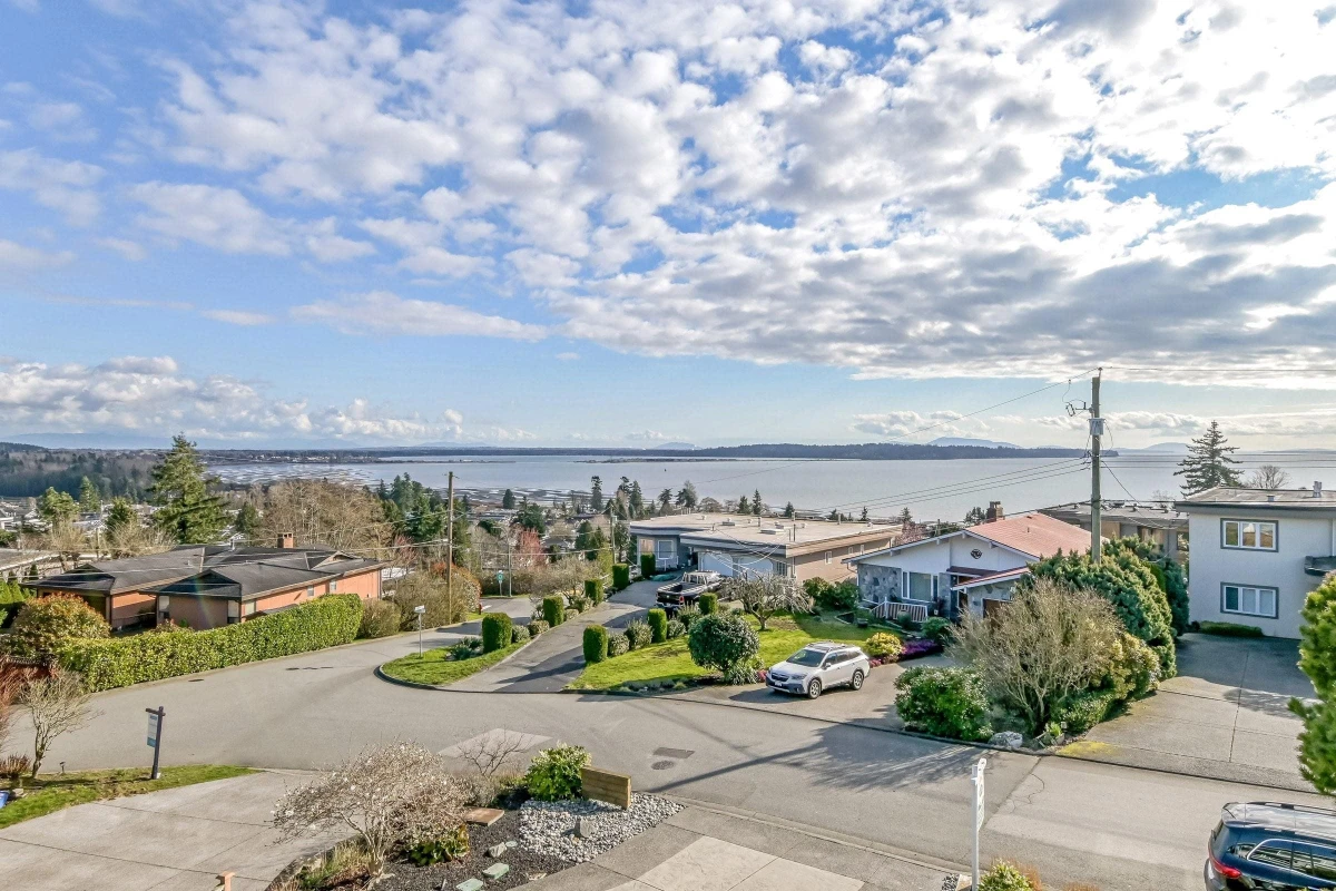 Living Room Photo of 15587 Semiahmoo Avenue, White Rock, BC