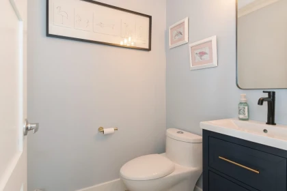 Guest Bathroom Photo of 15587 Semiahmoo Avenue, White Rock, BC