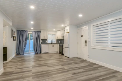 Hot Tub / Spa Photo of 15587 Semiahmoo Avenue, White Rock, BC