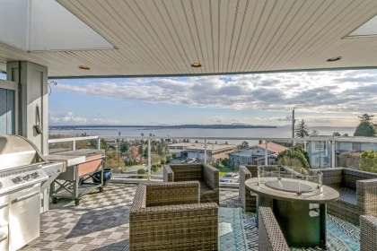 Kitchen Island Photo of 15587 Semiahmoo Avenue, White Rock, BC