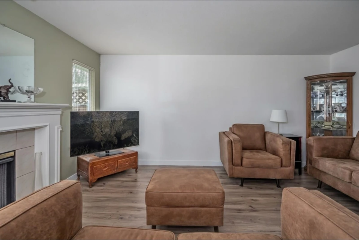 Living Room Photo of 14 32165 7th Avenue, Mission, BC