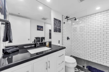 Guest Bathroom Photo of 608 27 Alexander Street, Vancouver, BC