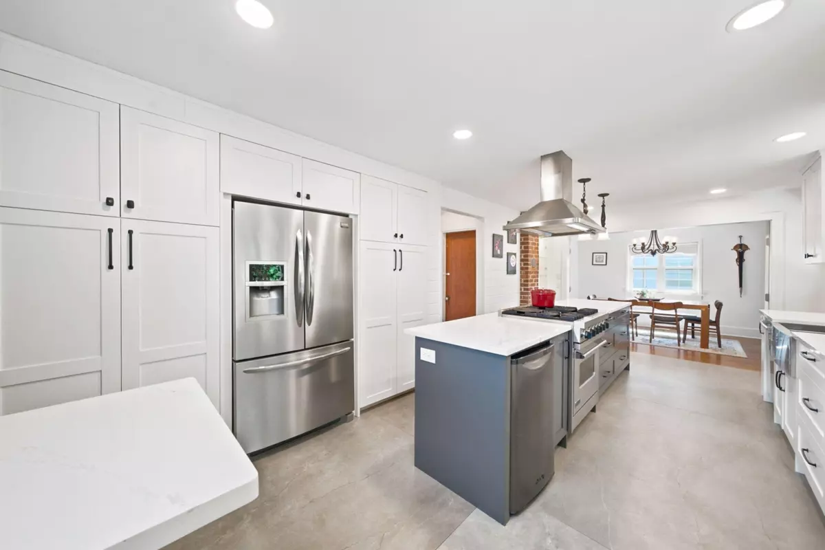 Dining Area Photo of 829 Eighth Avenue, New Westminster, BC