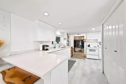 Entry Foyer Photo of 829 Eighth Avenue, New Westminster, BC
