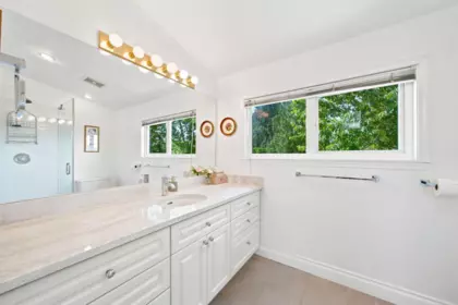 Primary Bathroom Photo of 829 Eighth Avenue, New Westminster, BC
