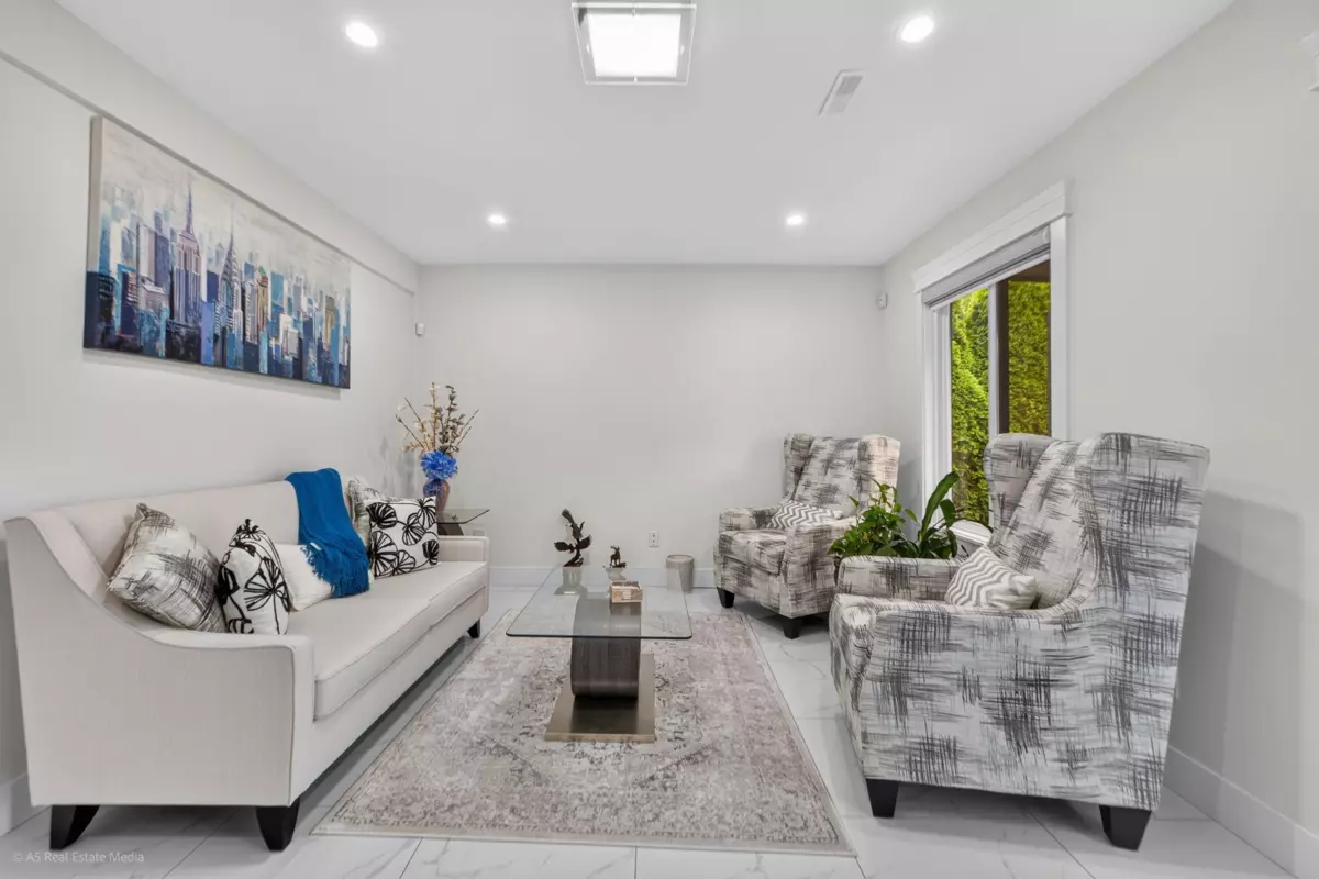 Living Room Photo of 16166 92 Avenue, Surrey, BC
