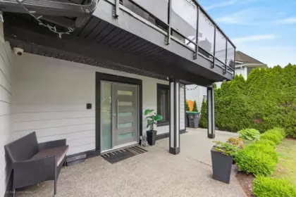 Hallway Photo of 16166 92 Avenue, Surrey, BC