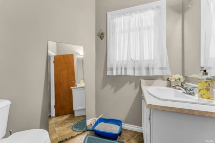 Entry Foyer Photo of 18224 32 Avenue, Surrey, BC