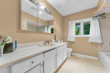 Mudroom Photo of 18224 32 Avenue, Surrey, BC