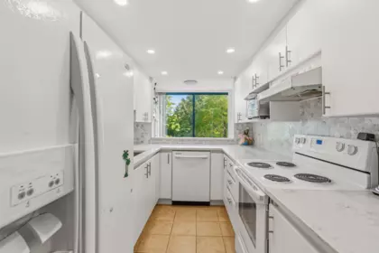 Kitchen Photo of 203 13353 108 Avenue, Surrey, BC