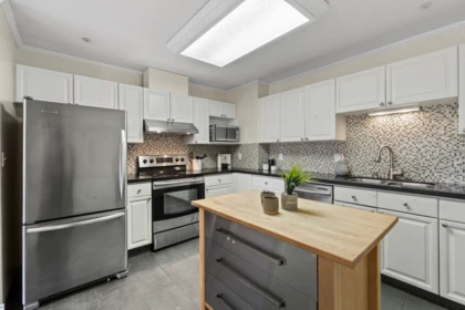 Kitchen Island Photo of 425 3 Rialto Court, New Westminster, BC