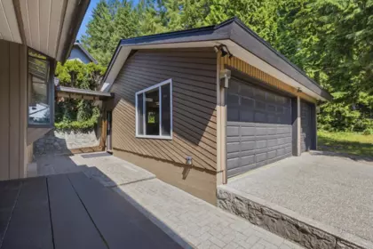 Outdoor Kitchen Photo of 2008 Blairview Avenue, North Vancouver, BC