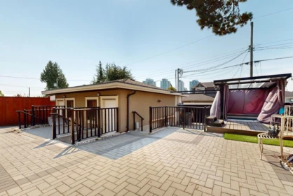 Front Yard Photo of 1 556 W 62nd Avenue, Vancouver, BC