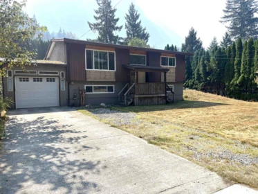 320 Robertson Crescent, Hope, BC, Hope — Single Family Residence for sale