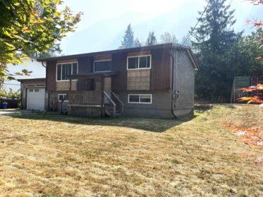320 Robertson Crescent, Hope, BC, Hope — Single Family Residence for sale