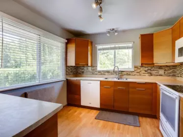 Kitchen Island Photo of 15866 North Bluff Road, White Rock, BC
