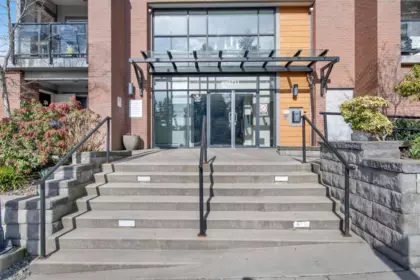 Entry Foyer Photo of 437 13733 107a Avenue, Surrey, BC