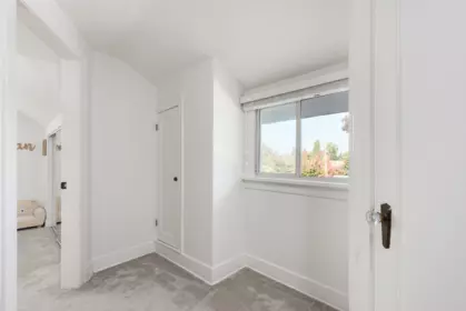 Entry Foyer Photo of 321 Sixth Avenue, New Westminster, BC