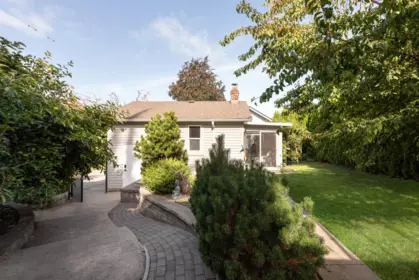 Front Yard Photo of 321 Sixth Avenue, New Westminster, BC