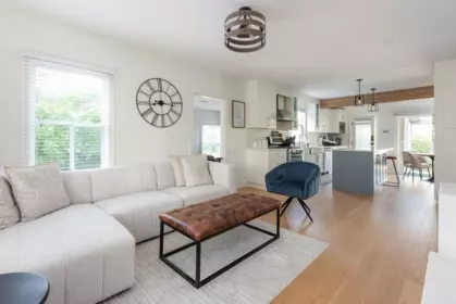 Living Room Photo of 321 Sixth Avenue, New Westminster, BC