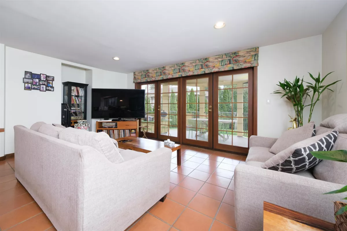 Guest Bathroom Photo of 6000 Buckingham Avenue, Burnaby, BC