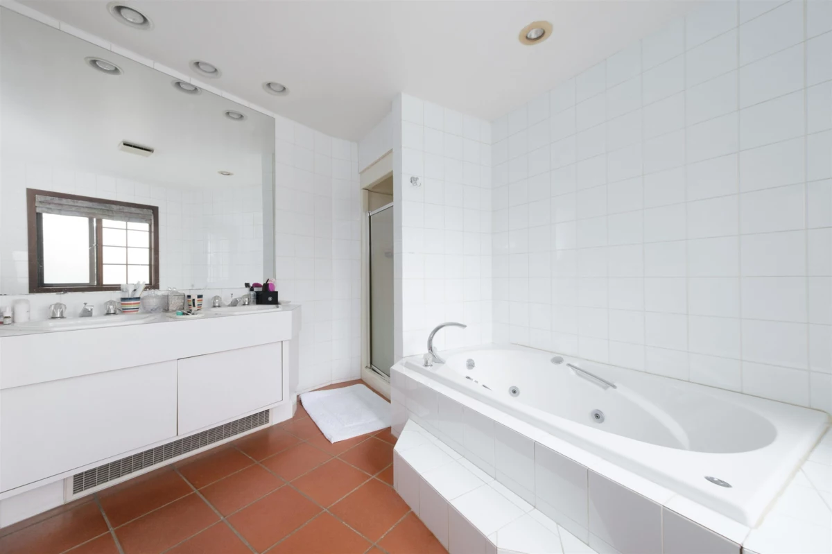 Hallway Photo of 6000 Buckingham Avenue, Burnaby, BC