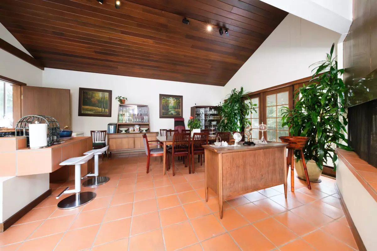 Kitchen Island Photo of 6000 Buckingham Avenue, Burnaby, BC