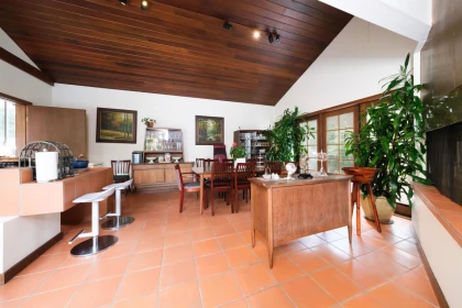 Kitchen Island Photo of 6000 Buckingham Avenue, Burnaby, BC