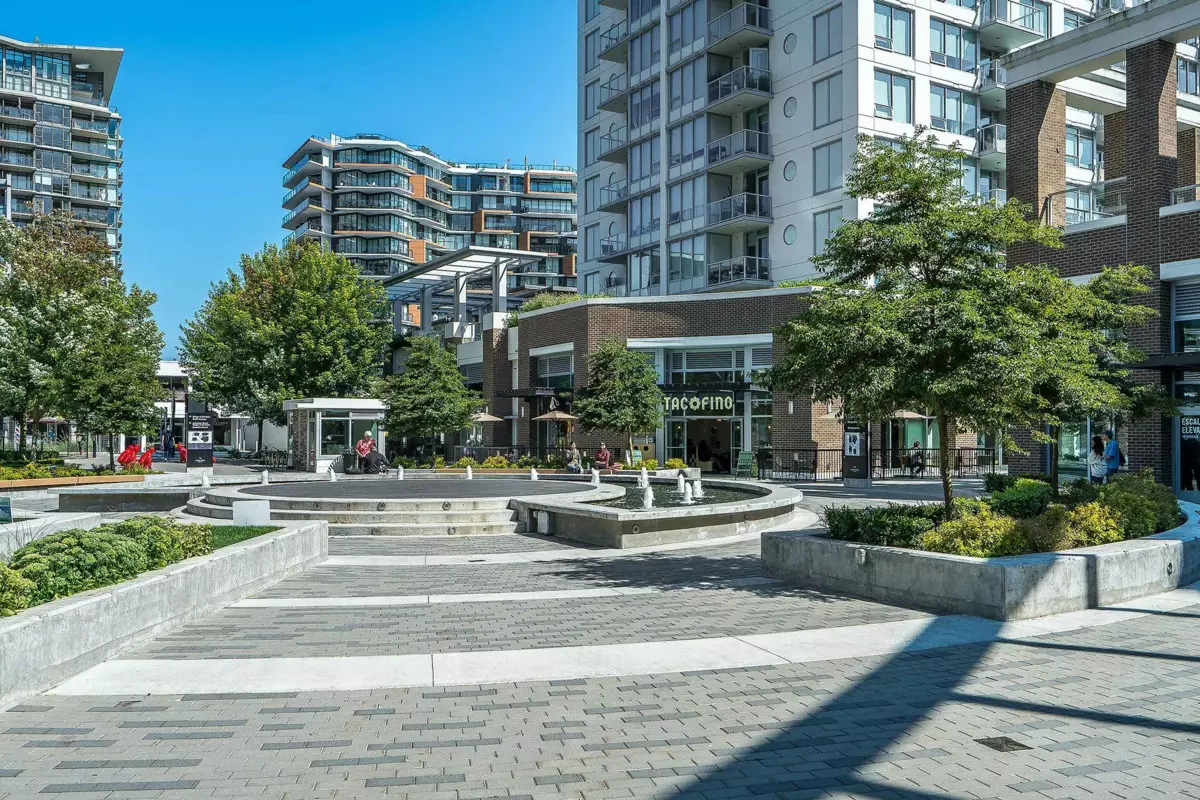 Backyard Photo of 404 15152 Russell Avenue, White Rock, BC