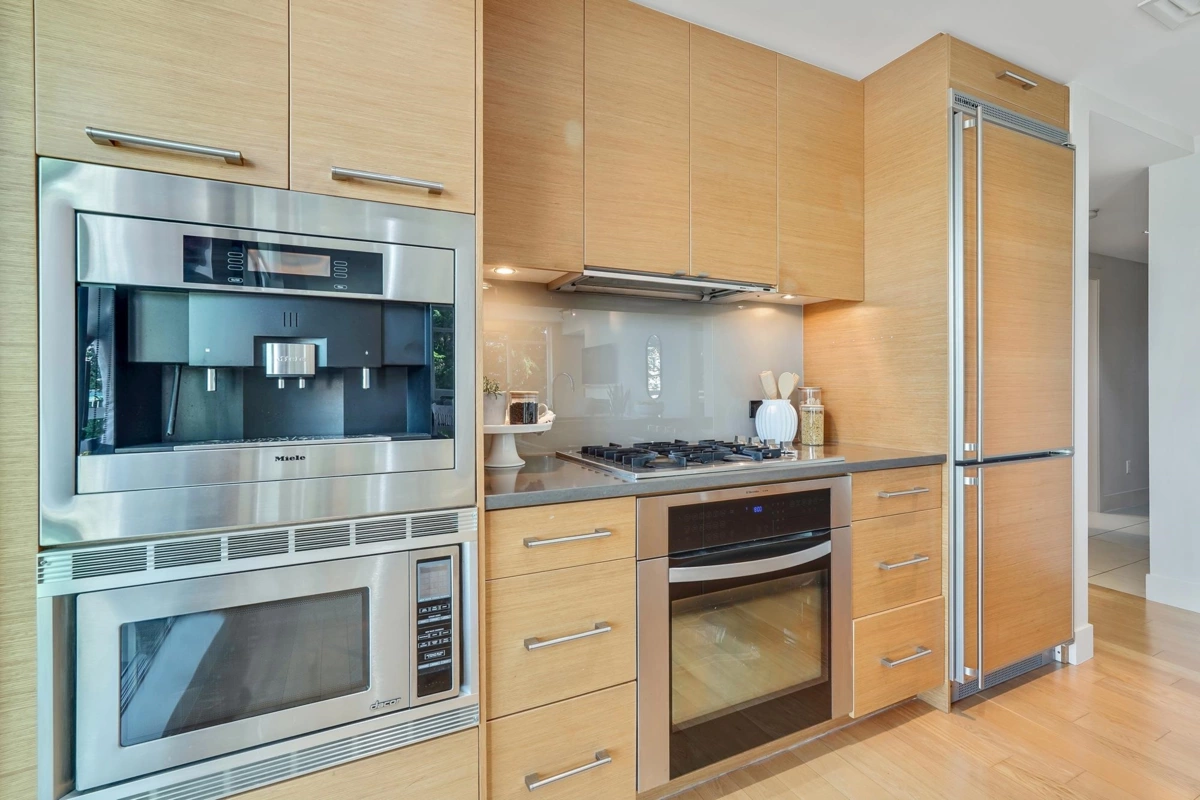 Dining Area Photo of 404 15152 Russell Avenue, White Rock, BC