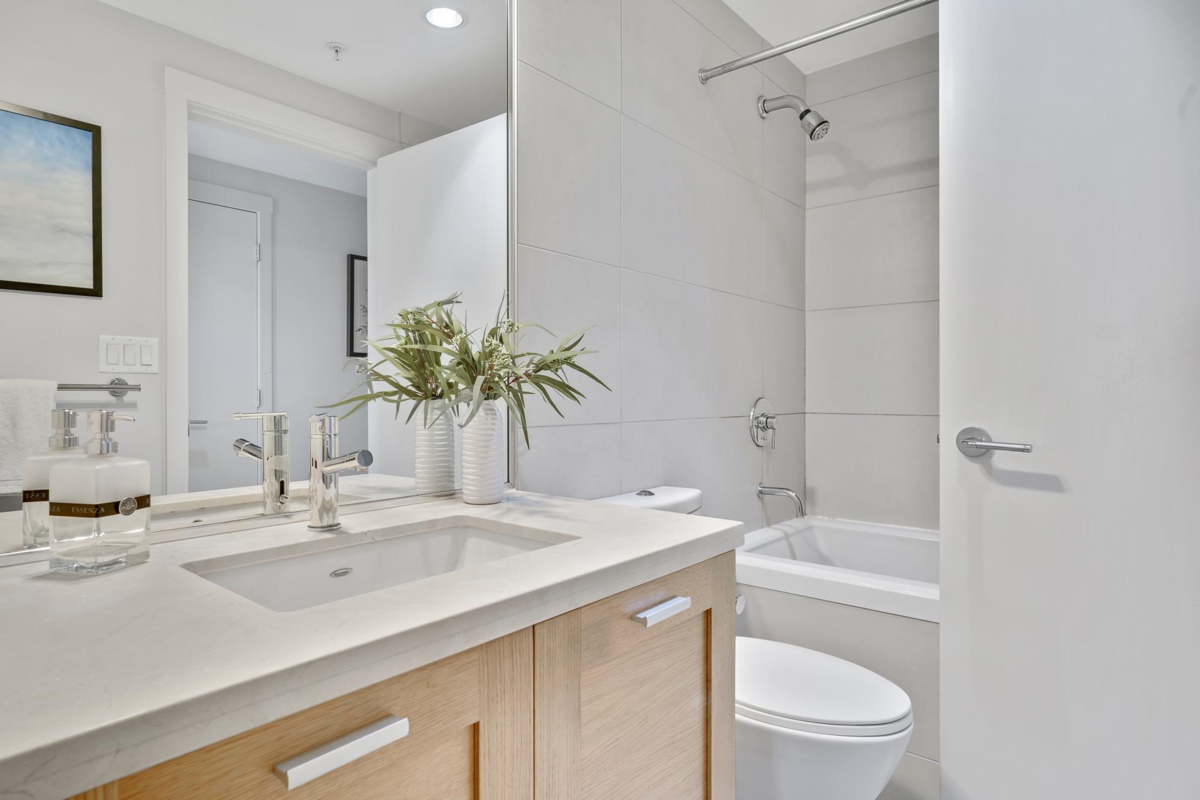 Entry Foyer Photo of 404 15152 Russell Avenue, White Rock, BC