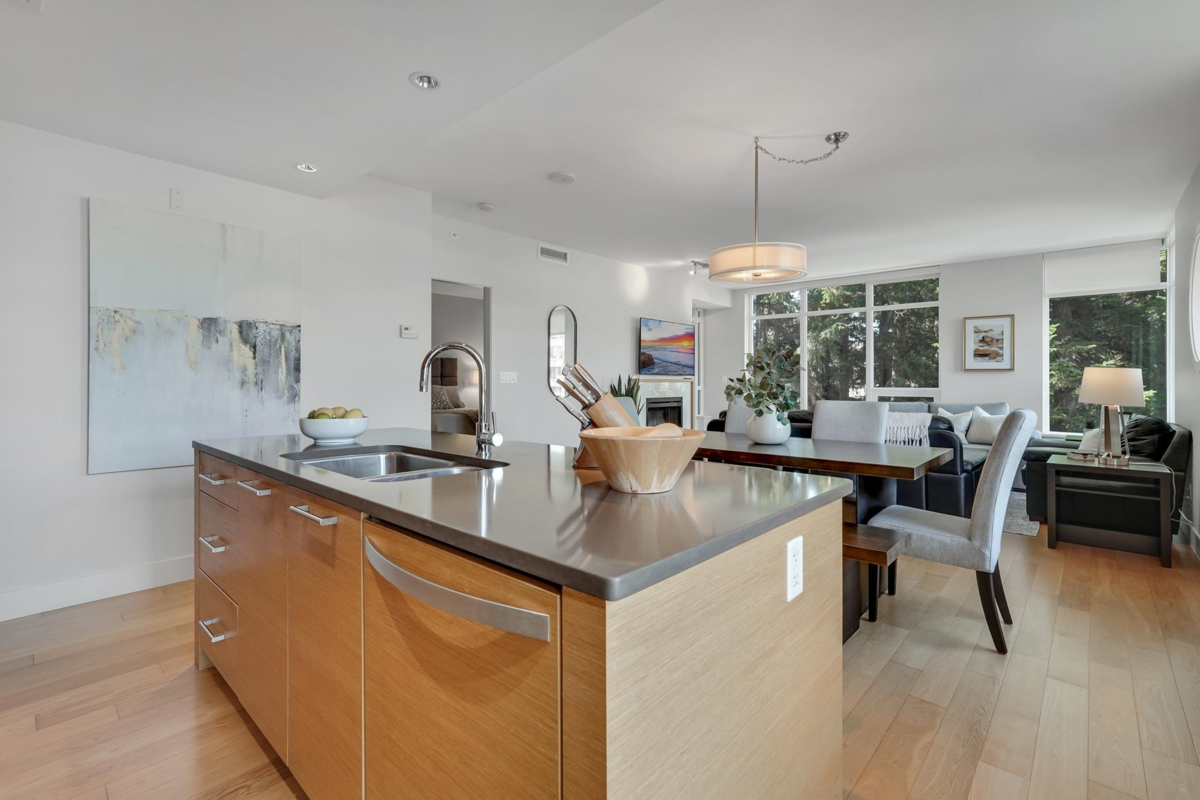 Family Room Photo of 404 15152 Russell Avenue, White Rock, BC