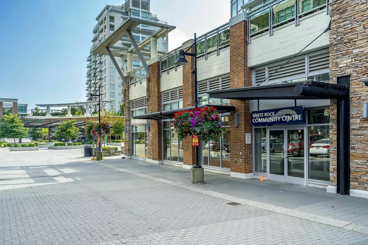 Front Yard Photo of 404 15152 Russell Avenue, White Rock, BC