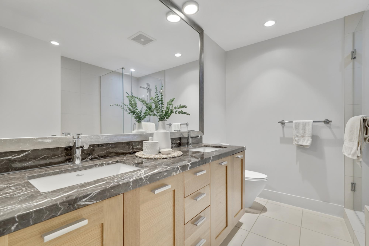 Guest Bathroom Photo of 404 15152 Russell Avenue, White Rock, BC